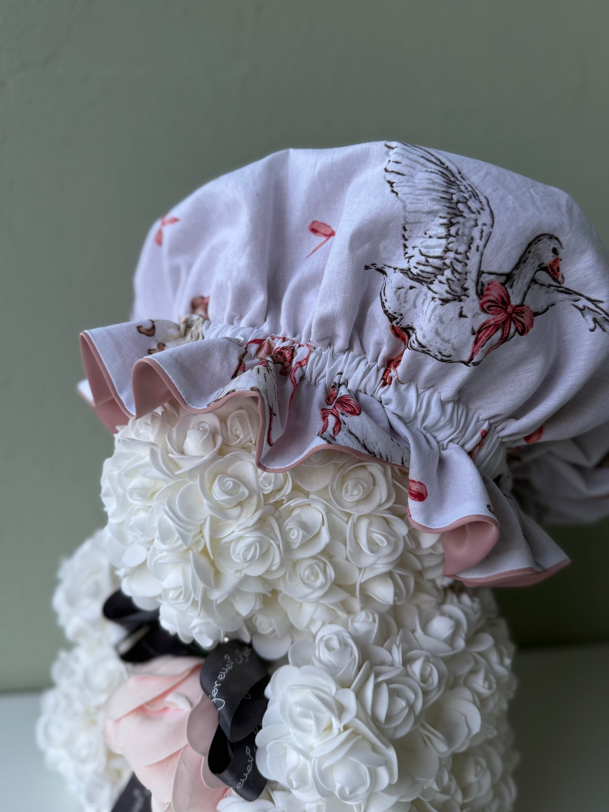 Boneta din satin cu model pentru protectia parului in timpul somnului